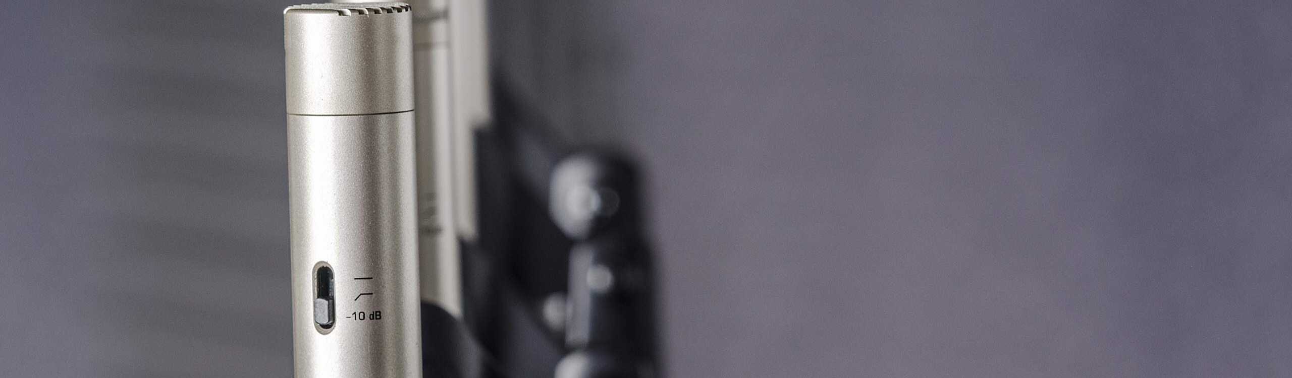 Mehrere Mikrofone in einer Reihe angeordnet