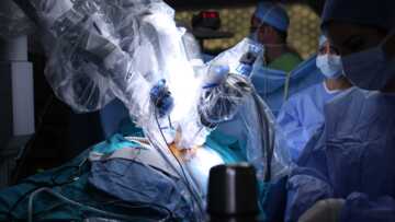 Ärzte bei einer Operation mit einem Roboter