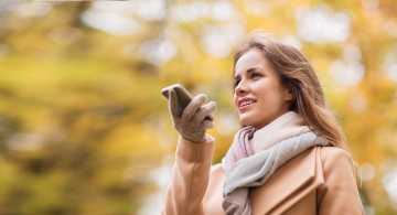 Eine Frau nutzt die Freisprechfunktion ihres Smartphones